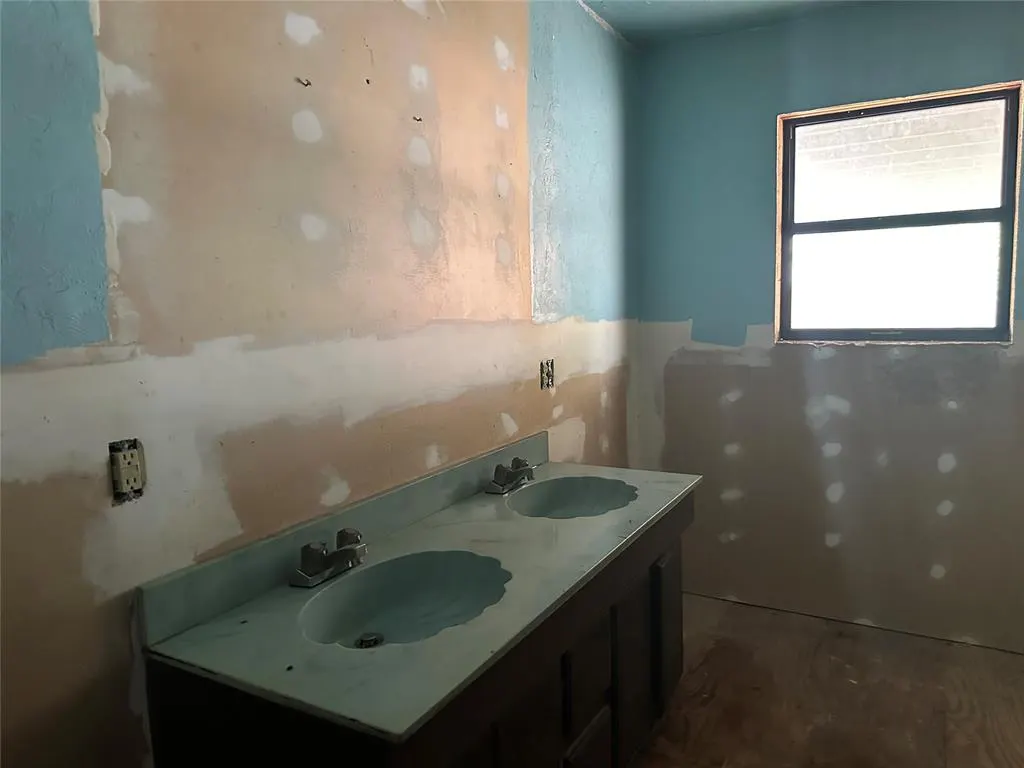 Photo 18 — 911 F Street, Snyder, OK 73566