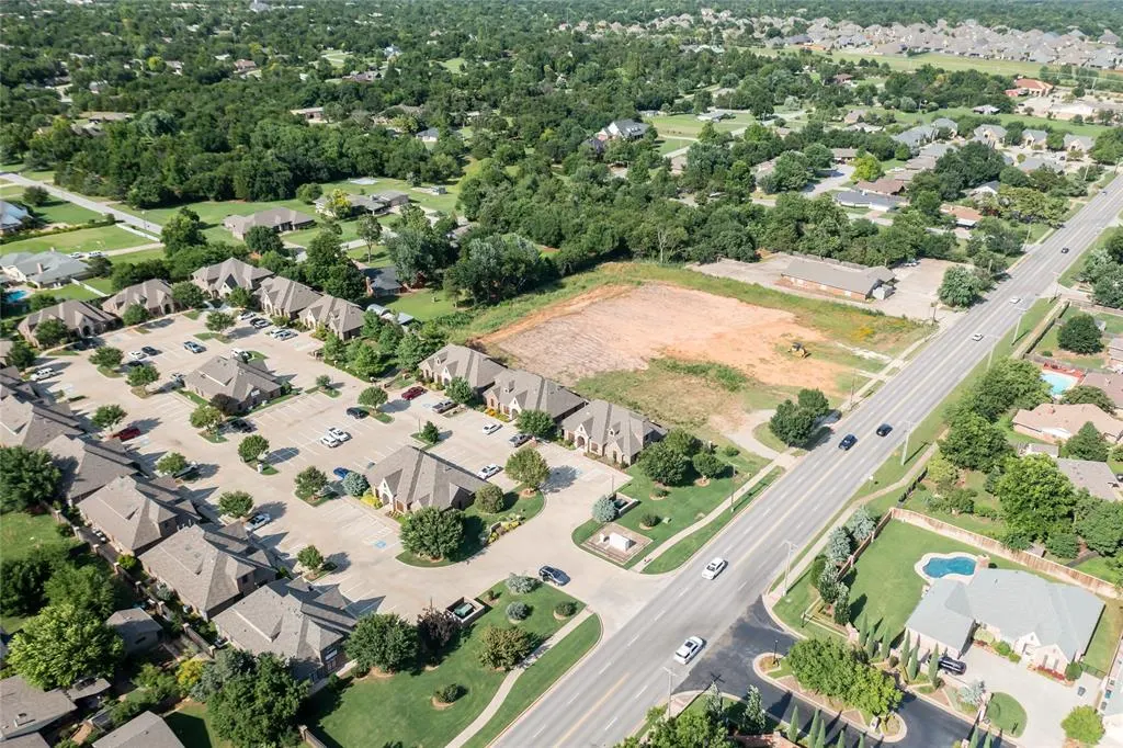 Photo 4 — 907 E 33rd Street, Edmond, OK 73013