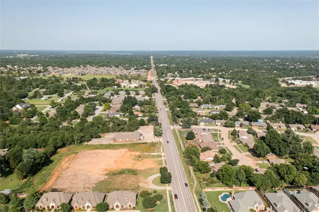 Photo 7 — 907 E 33rd Street, Edmond, OK 73013