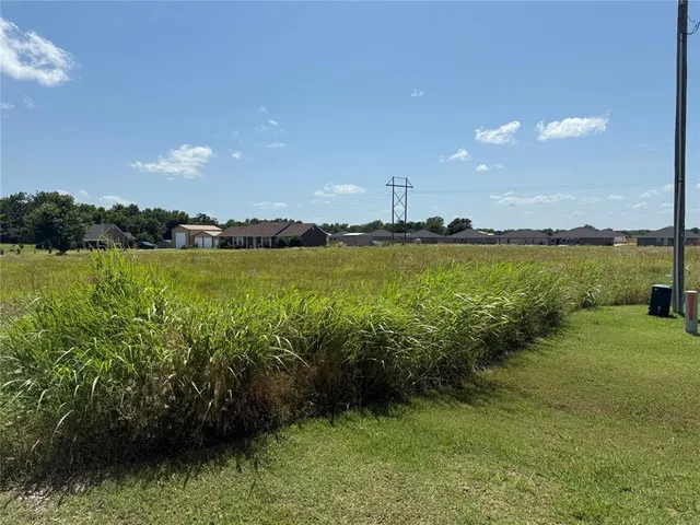 Photo 4 — 10 Belle Brooke Circle, Shawnee, OK 74804