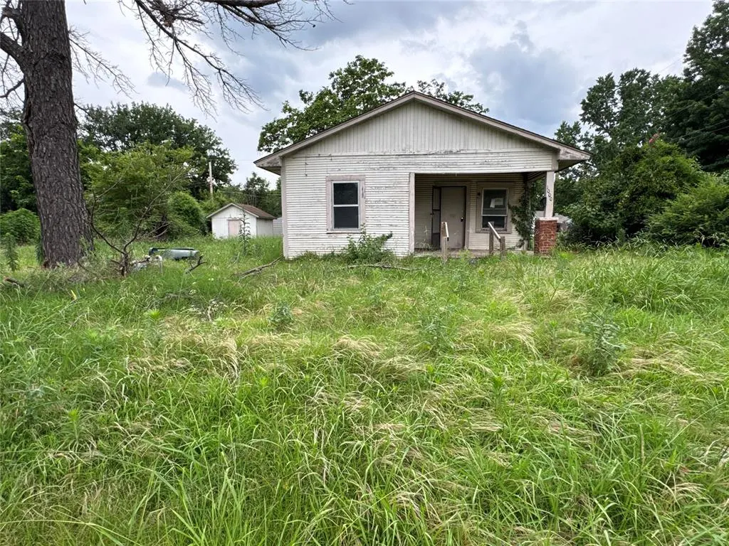 Front exterior — 1000 S Dogwood Avenue, Okmulgee, OK 74447