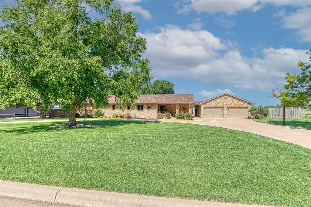 Front exterior — 517 Garrett Street, Elk City, OK 73644