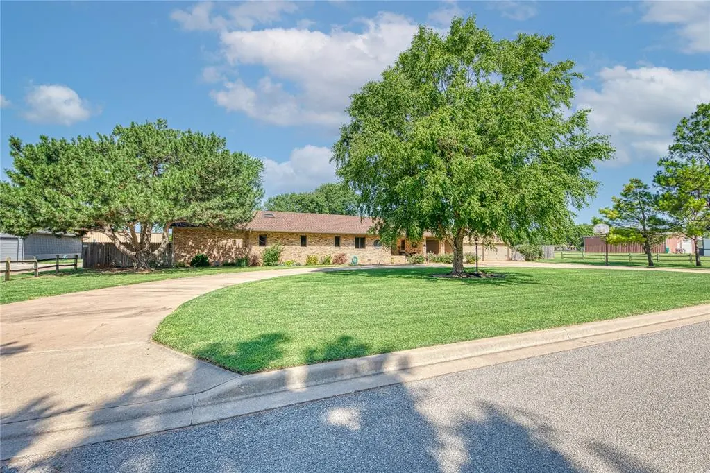 Photo 2 — 517 Garrett Street, Elk City, OK 73644
