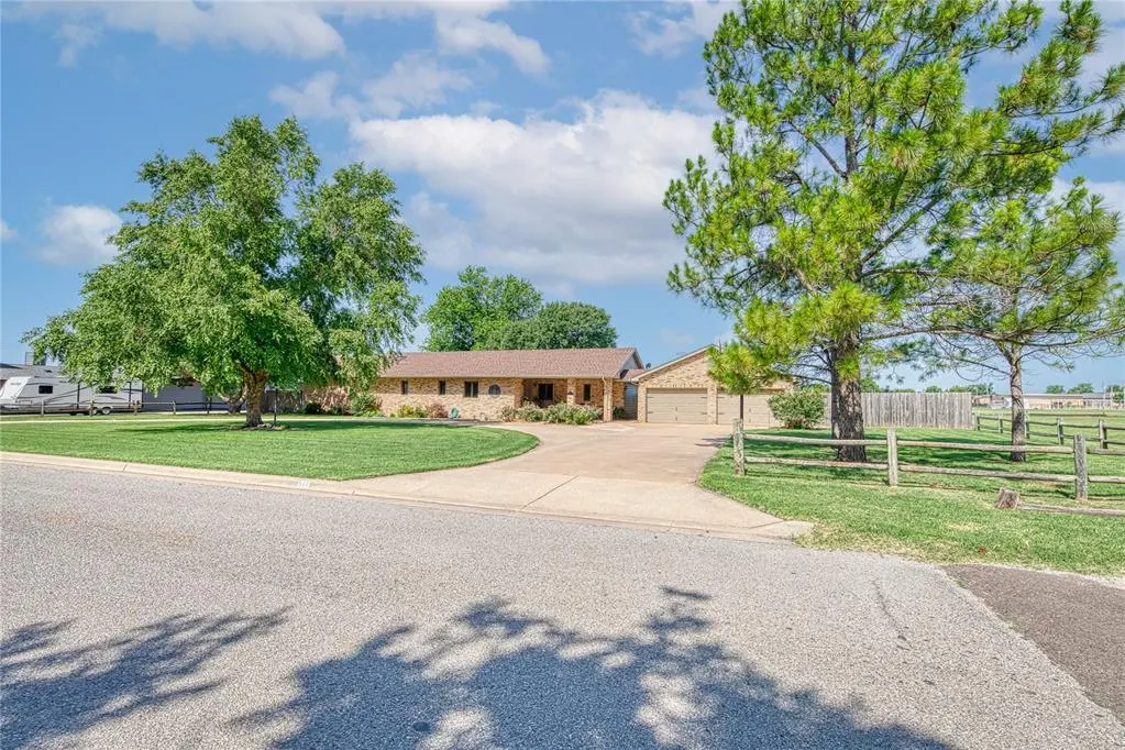 Photo 3 — 517 Garrett Street, Elk City, OK 73644