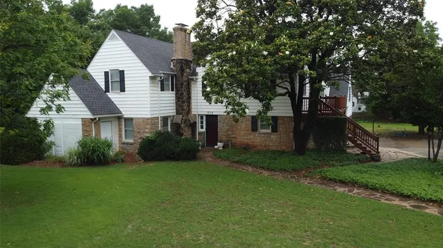 Front exterior — 1712 W University Avenue, Stillwater, OK 74074