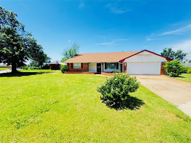 Front exterior — 302 NE 60th Street, Oklahoma City, OK 73105