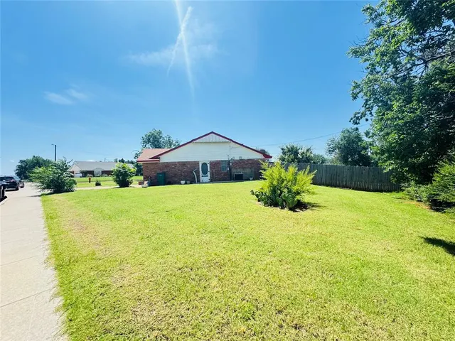 Photo 4 — 302 NE 60th Street, Oklahoma City, OK 73105