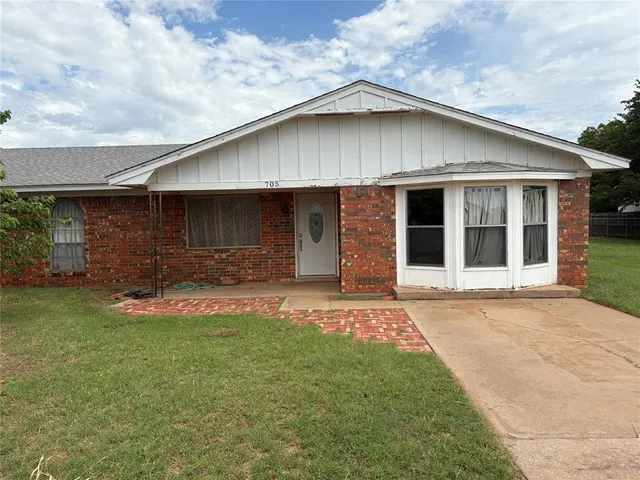Front exterior — 705 E Benton Avenue, Sayre, OK 73662