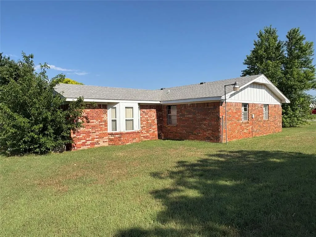 Photo 7 — 705 E Benton Avenue, Sayre, OK 73662