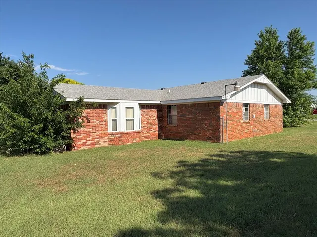 Photo 7 — 705 E Benton Avenue, Sayre, OK 73662