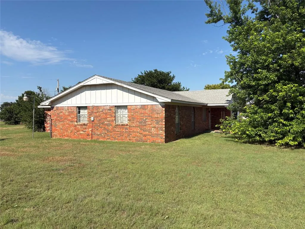 Photo 8 — 705 E Benton Avenue, Sayre, OK 73662