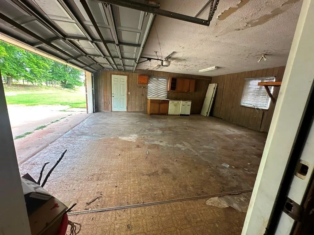 Photo 3 — 900 W Lakeview Road, Elk City, OK 73644