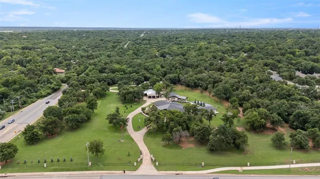 Photo 4 — 2800 E 15th Street, Edmond, OK 73013