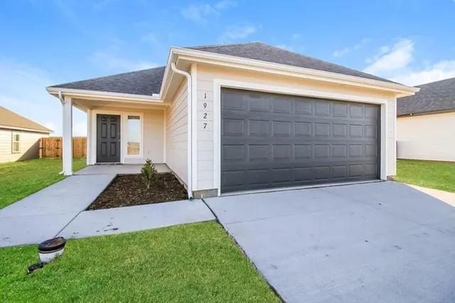 Front exterior — 1927 Malus Way, El Reno, OK 73036