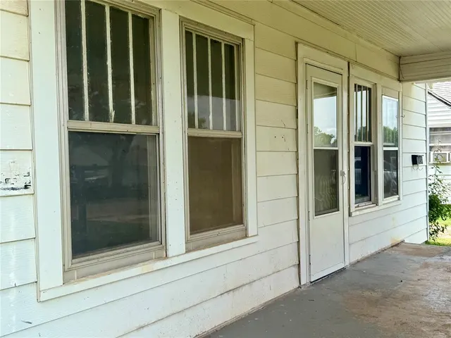 Photo 2 — 524 S 8th Street, Clinton, OK 73601