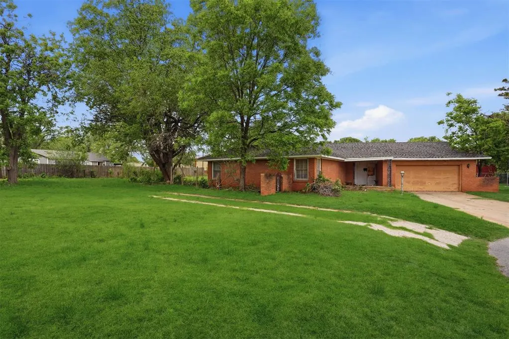 Front exterior — 1025 Adams Avenue, Elk City, OK 73644