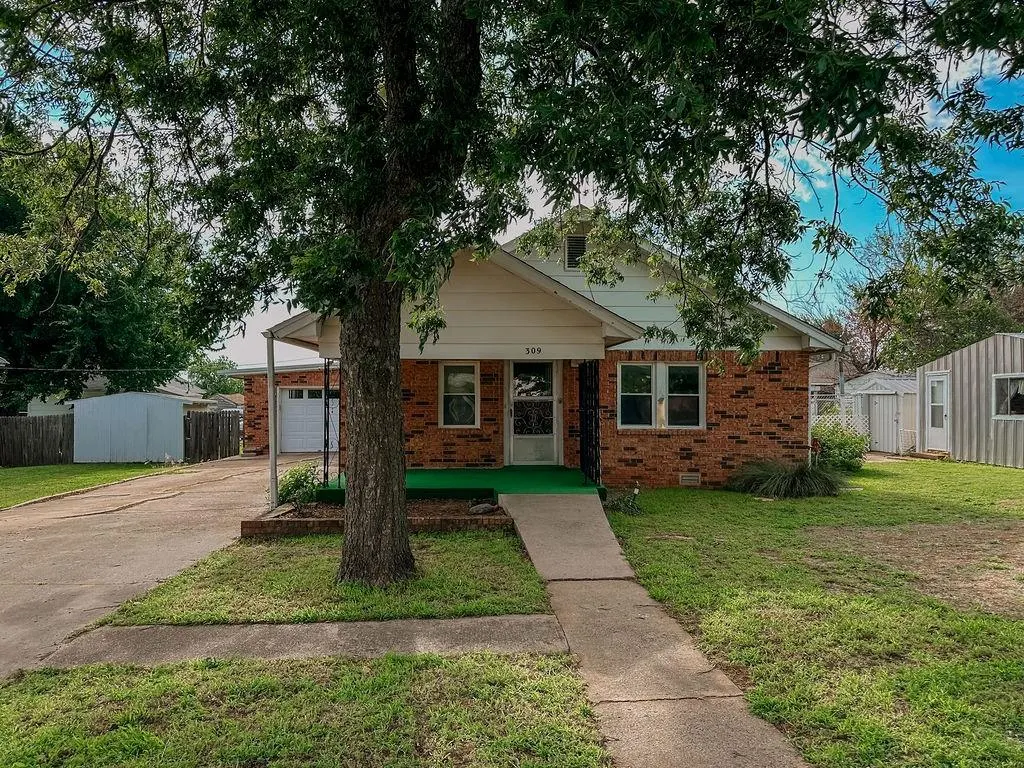 Front exterior — 309 N Spencer Avenue, Hinton, OK 73047