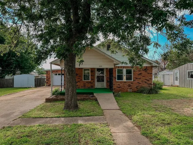 Front exterior — 309 N Spencer Avenue, Hinton, OK 73047