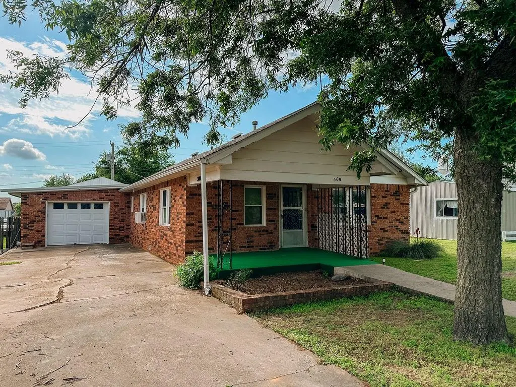 Photo 2 — 309 N Spencer Avenue, Hinton, OK 73047