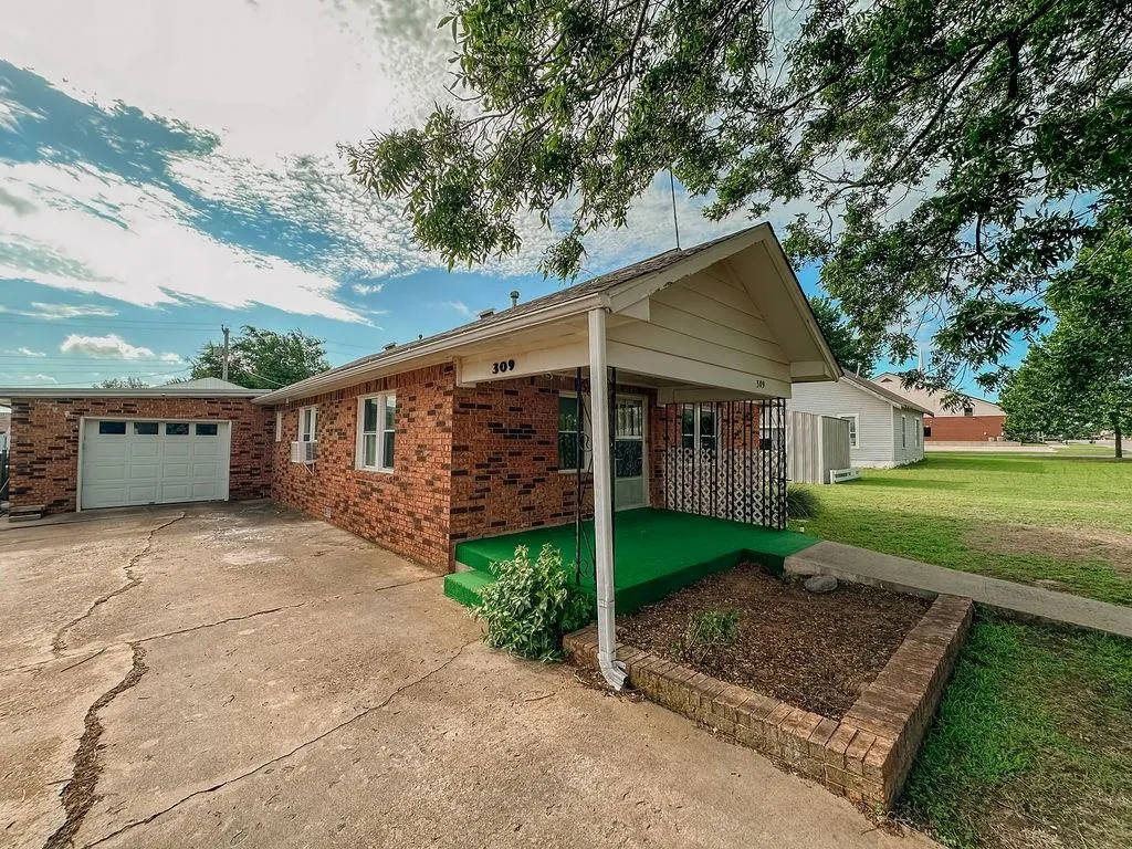 Photo 4 — 309 N Spencer Avenue, Hinton, OK 73047