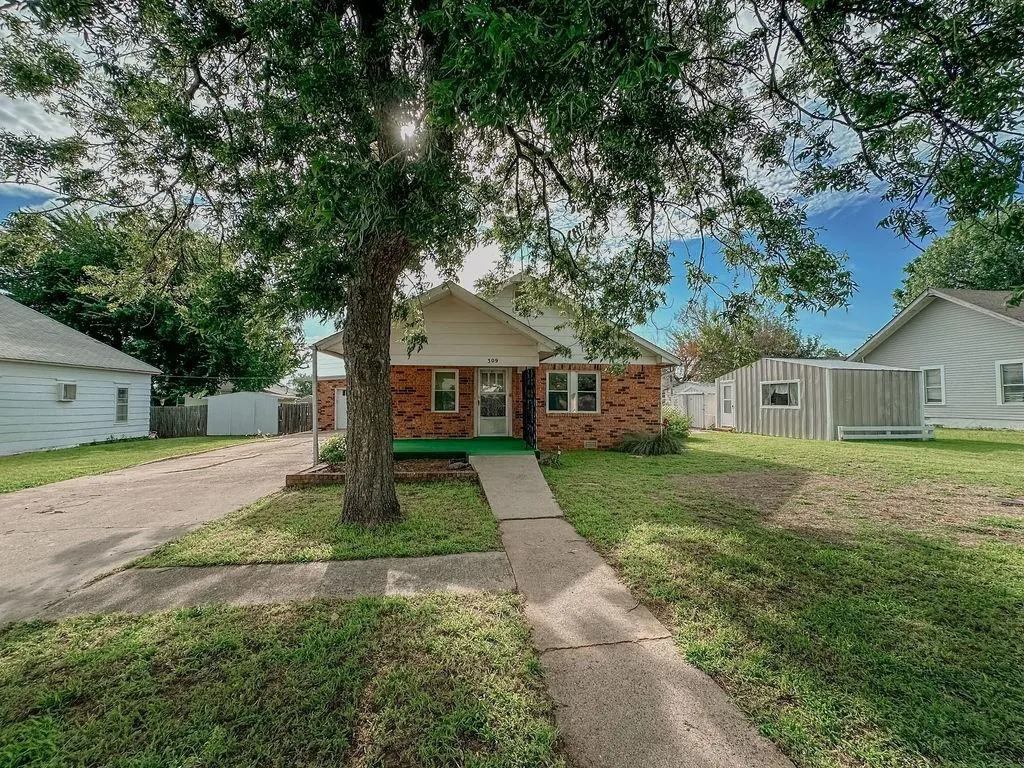 Photo 5 — 309 N Spencer Avenue, Hinton, OK 73047