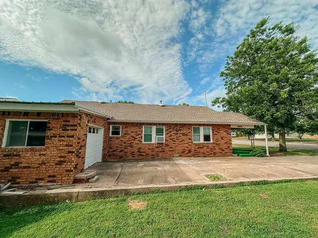 Photo 6 — 309 N Spencer Avenue, Hinton, OK 73047