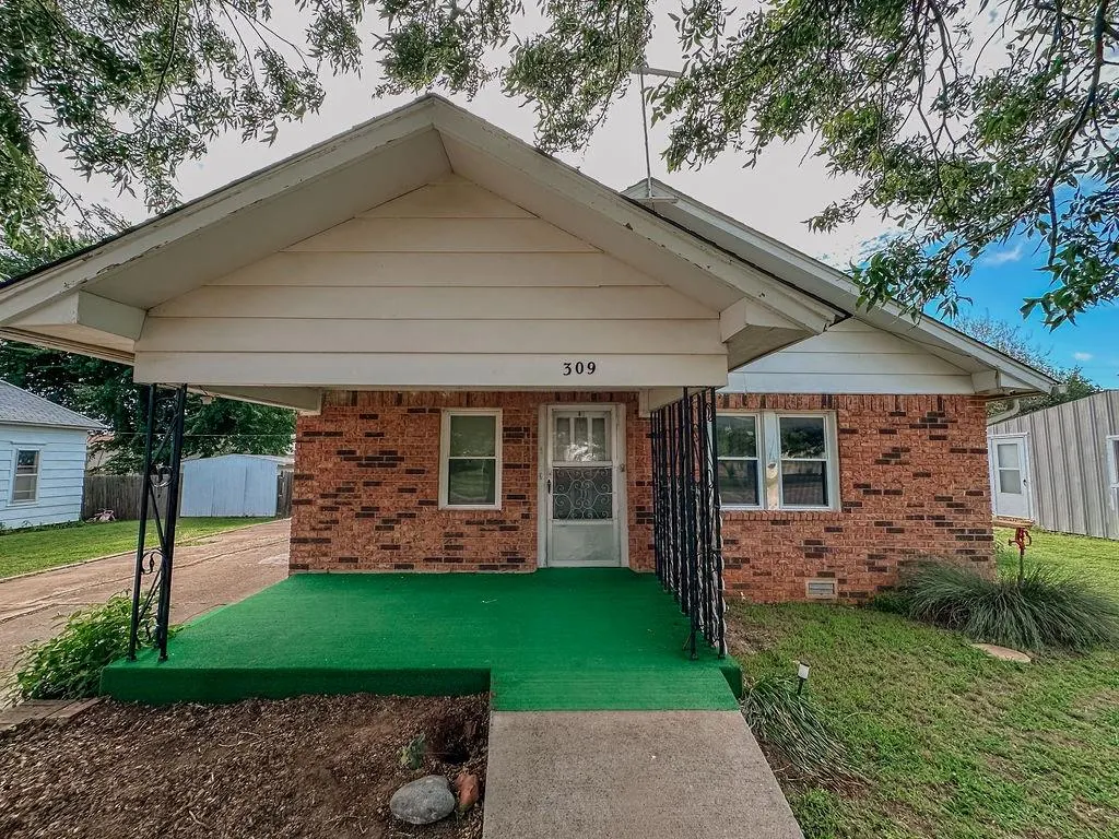 Photo 7 — 309 N Spencer Avenue, Hinton, OK 73047