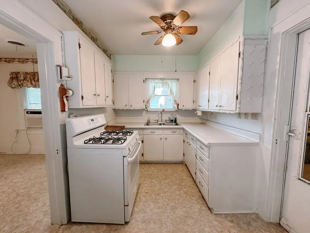Photo 9 — 309 N Spencer Avenue, Hinton, OK 73047