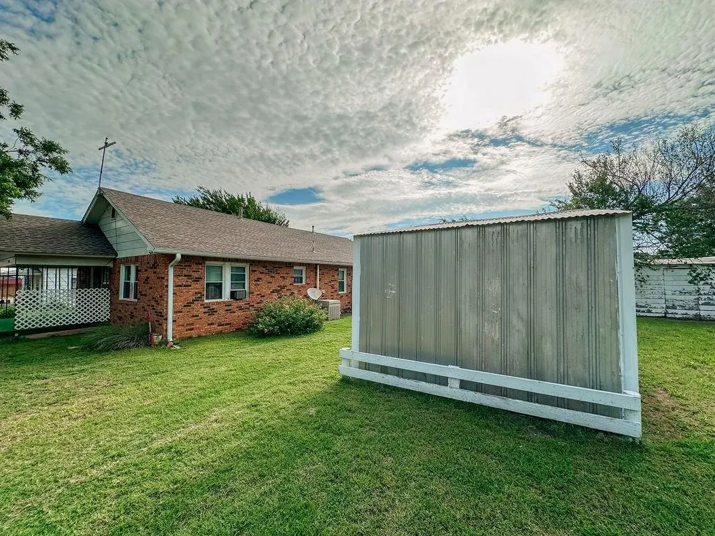 Photo 19 — 309 N Spencer Avenue, Hinton, OK 73047