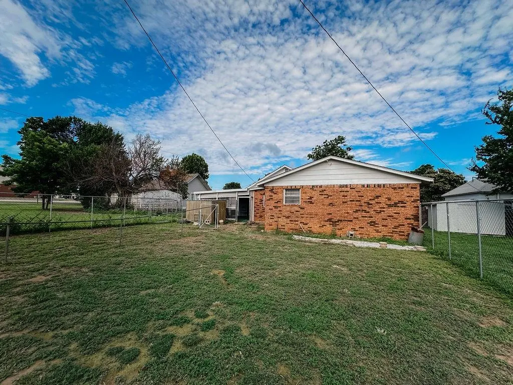 Photo 21 — 309 N Spencer Avenue, Hinton, OK 73047