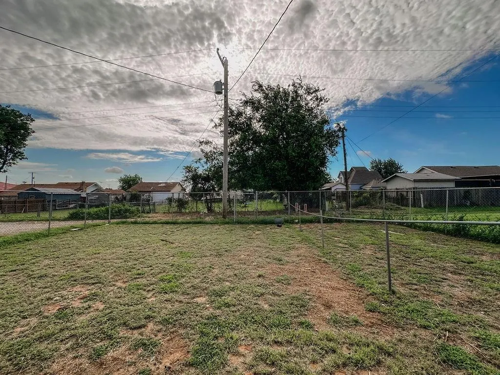 Photo 22 — 309 N Spencer Avenue, Hinton, OK 73047