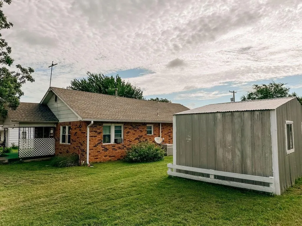 Photo 23 — 309 N Spencer Avenue, Hinton, OK 73047