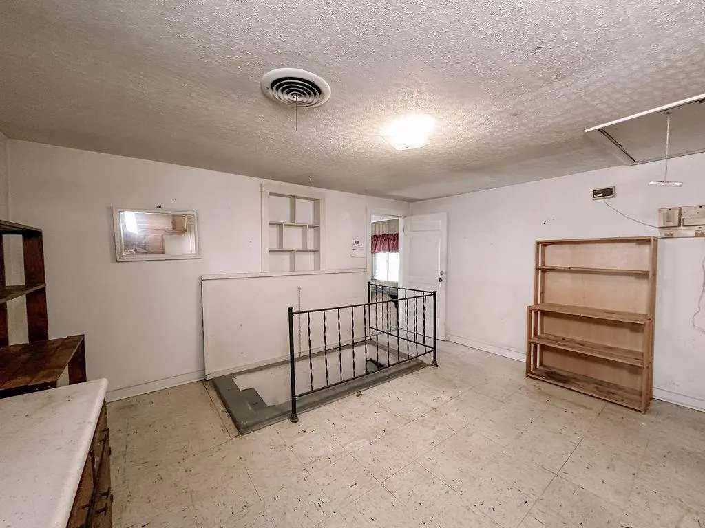 Photo 32 — 309 N Spencer Avenue, Hinton, OK 73047
