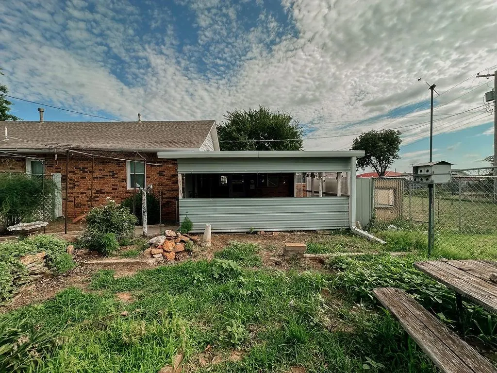 Photo 42 — 309 N Spencer Avenue, Hinton, OK 73047
