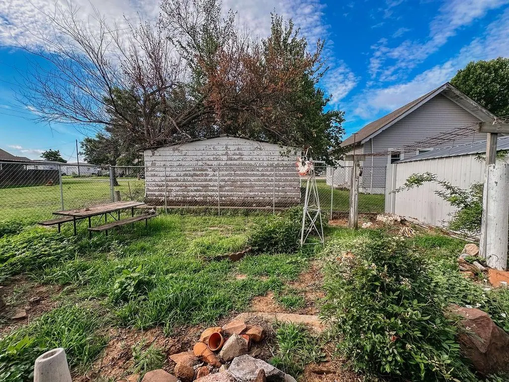 Photo 43 — 309 N Spencer Avenue, Hinton, OK 73047