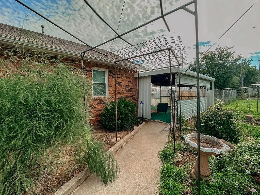 Photo 44 — 309 N Spencer Avenue, Hinton, OK 73047