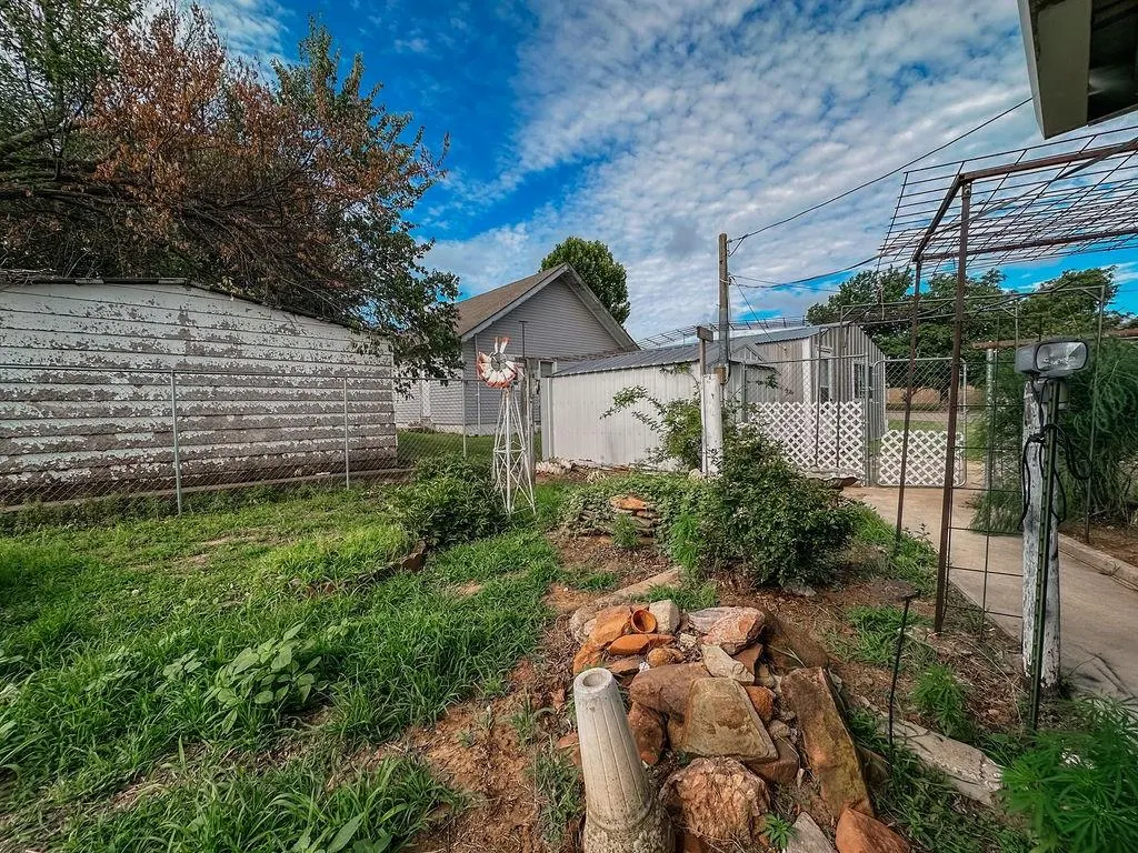 Photo 45 — 309 N Spencer Avenue, Hinton, OK 73047
