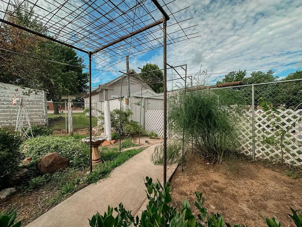 Photo 46 — 309 N Spencer Avenue, Hinton, OK 73047