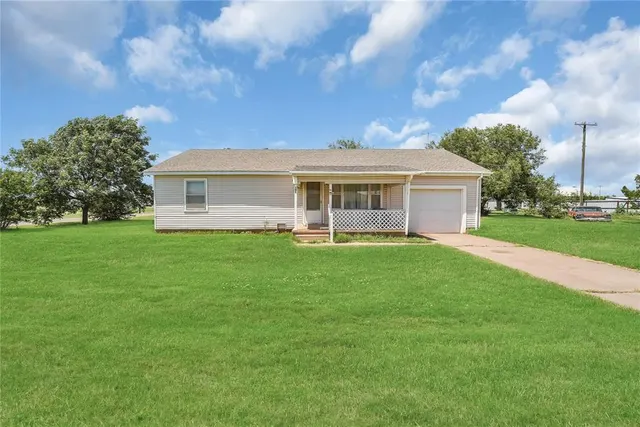 Front exterior — 105 E Walk, Canute, OK 73626