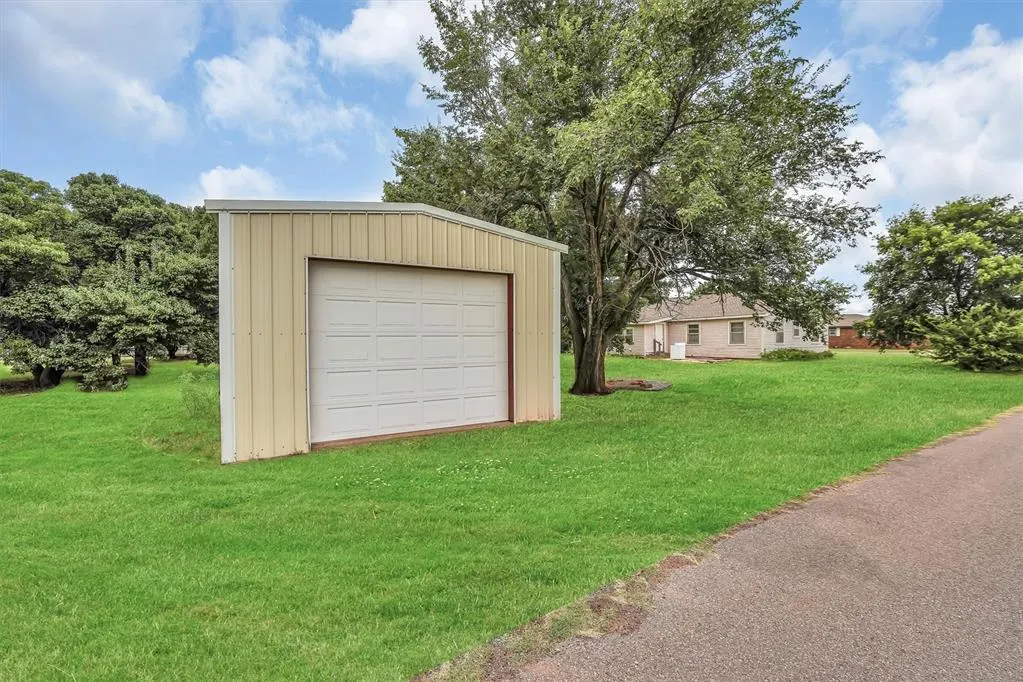 Photo 24 — 105 E Walk, Canute, OK 73626