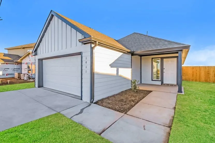 Photo 2 — 1911 Malus Way, El Reno, OK 73036