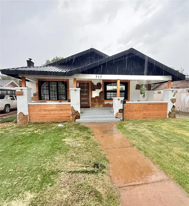 Front exterior — 717 E Walnut Street, Altus, OK 73521