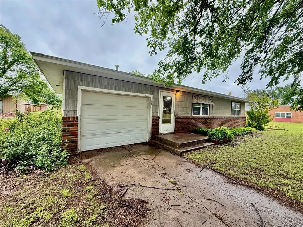 Front exterior — 308 S Magnolia Avenue, Erick, OK 73645