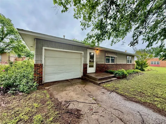Front exterior — 308 S Magnolia Avenue, Erick, OK 73645