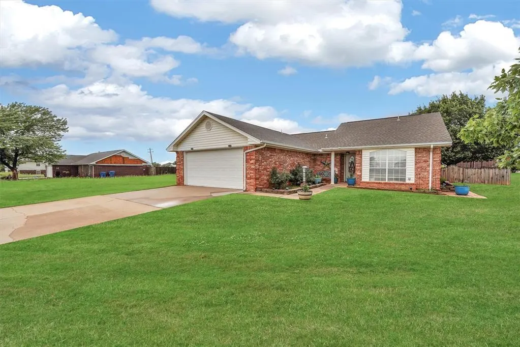 Photo 2 — 506 Russell Avenue, Cordell, OK 73632