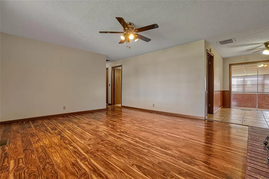 Photo 3 — 2724 S Chapman Road, Clinton, OK 73601