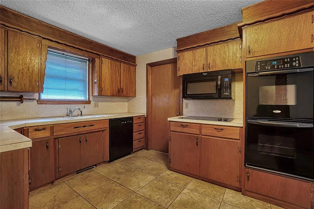 Photo 11 — 2724 S Chapman Road, Clinton, OK 73601