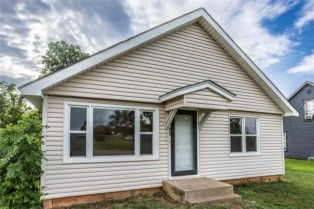 Photo 2 — 423 N Missouri Street, Thomas, OK 73669