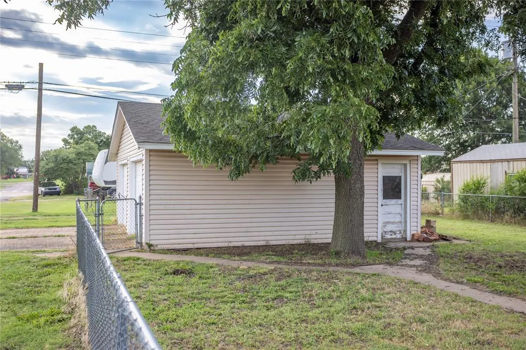 Photo 3 — 423 N Missouri Street, Thomas, OK 73669