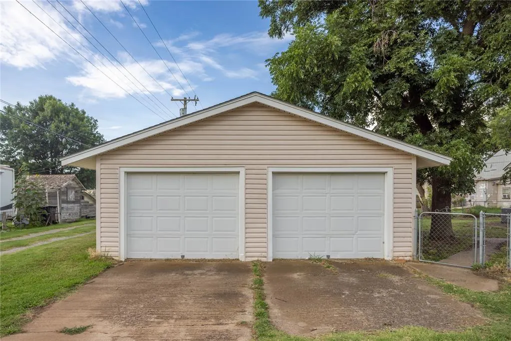 Photo 4 — 423 N Missouri Street, Thomas, OK 73669